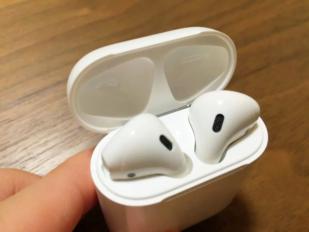 airpodsのケースのフタを開いたところ