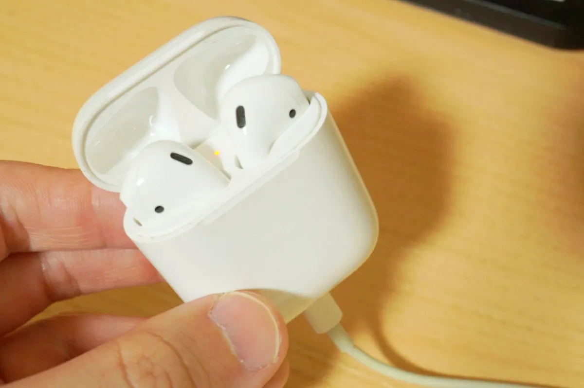 airpodsを充電している様子