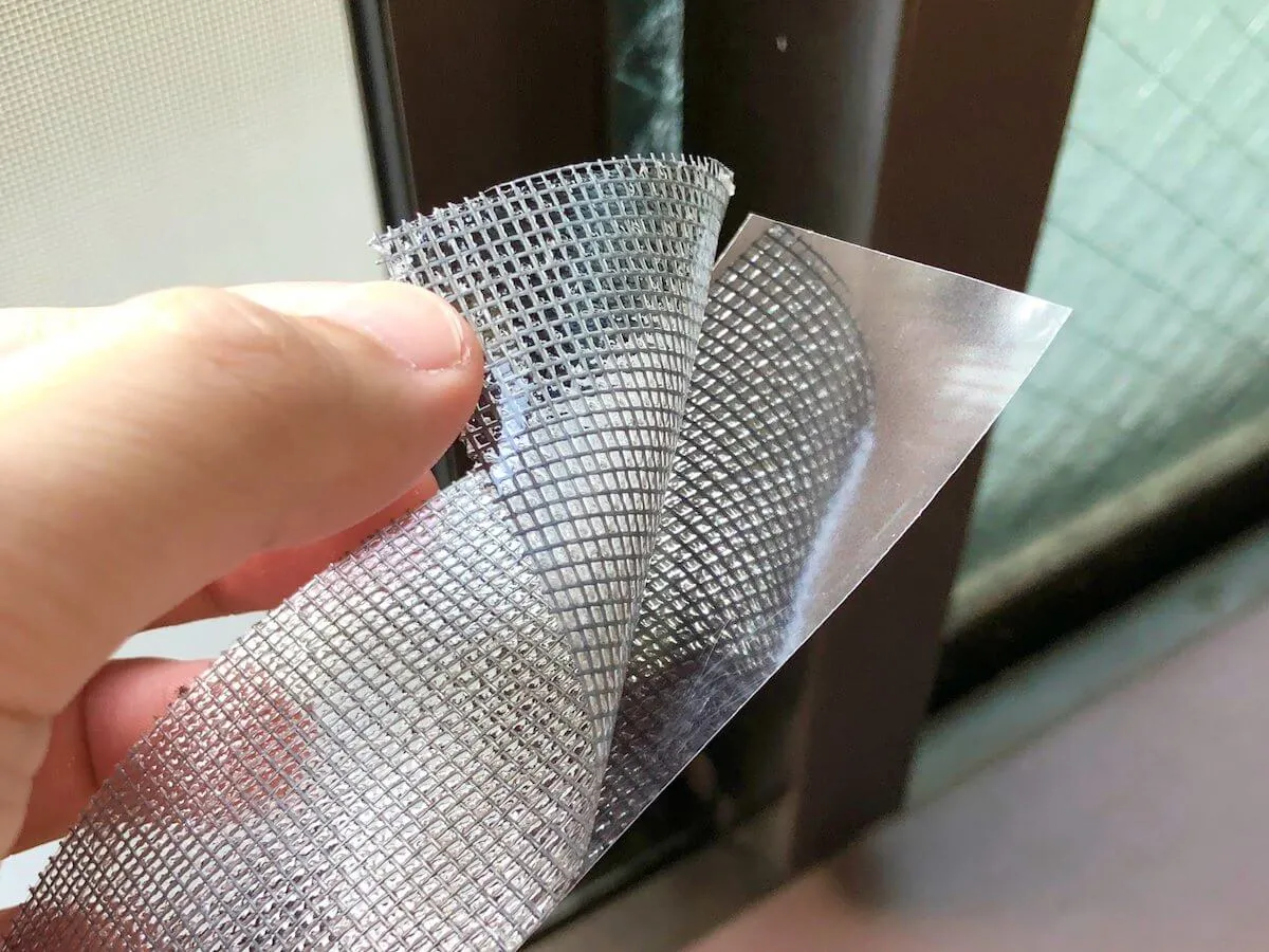 粘着シートを剥がす