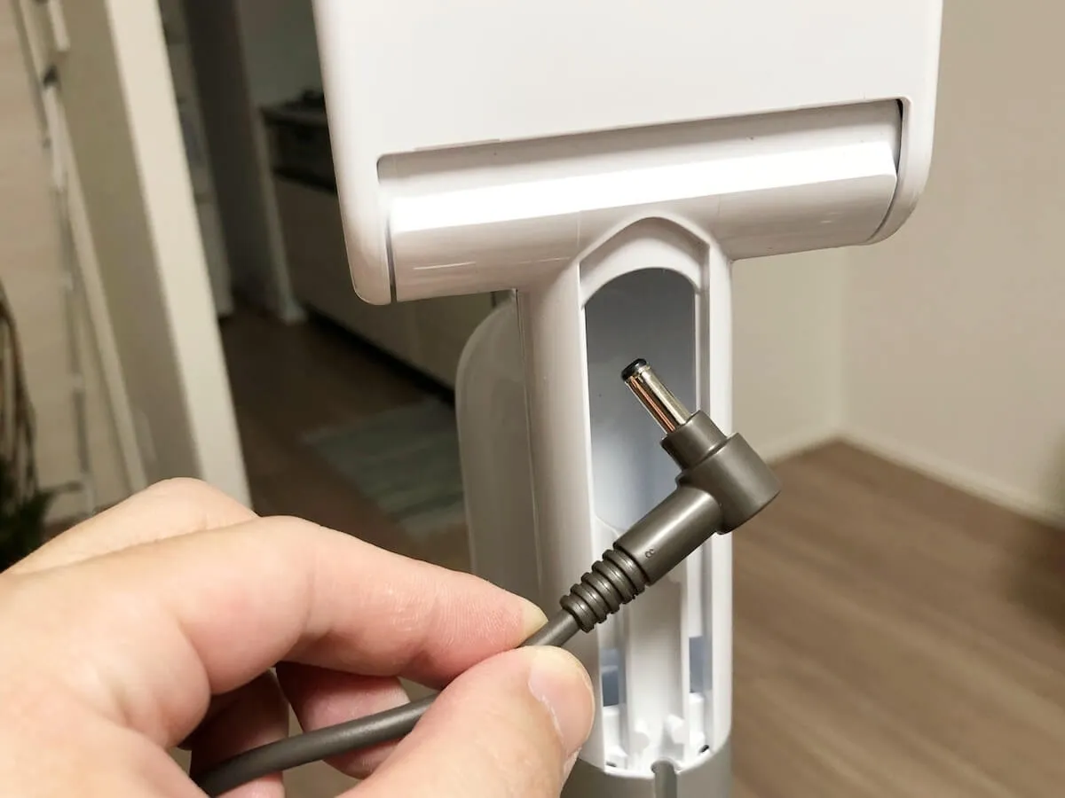 ダイソンの充電端子をスタンドの裏側から挿入する