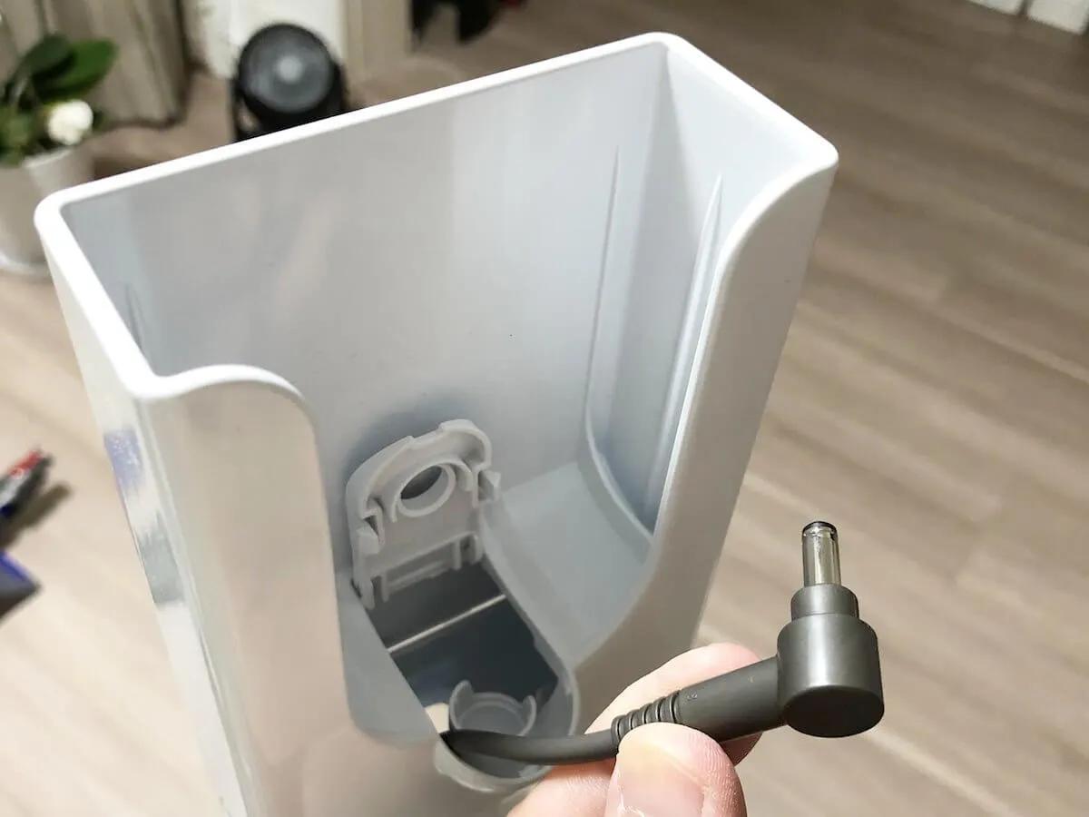 ダイソンの充電端子をスタンドから引っ張り出す