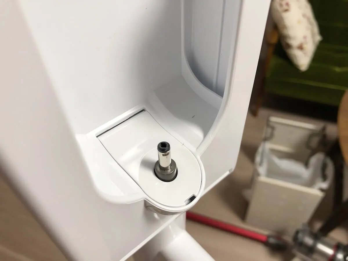 ダイソンの充電端子を隠すようにフタを閉じる