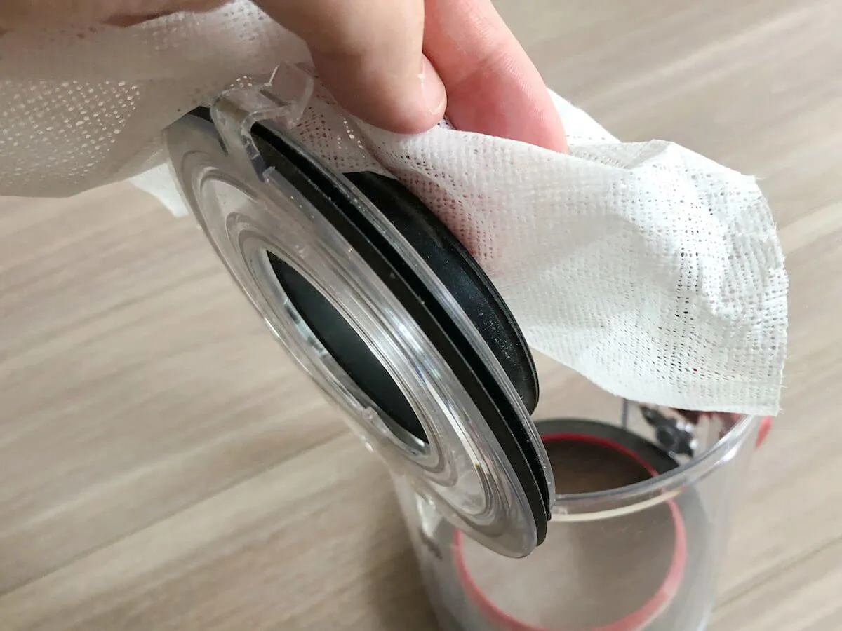 ダイソンをウェットティッシュで拭く