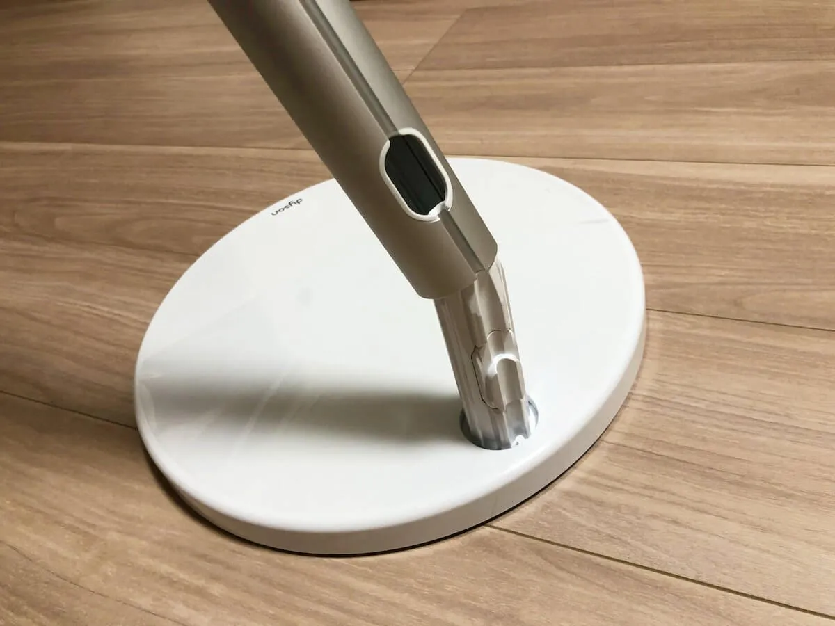 ダイソンのスタンド（ドック）の根本を組み立てる様子
