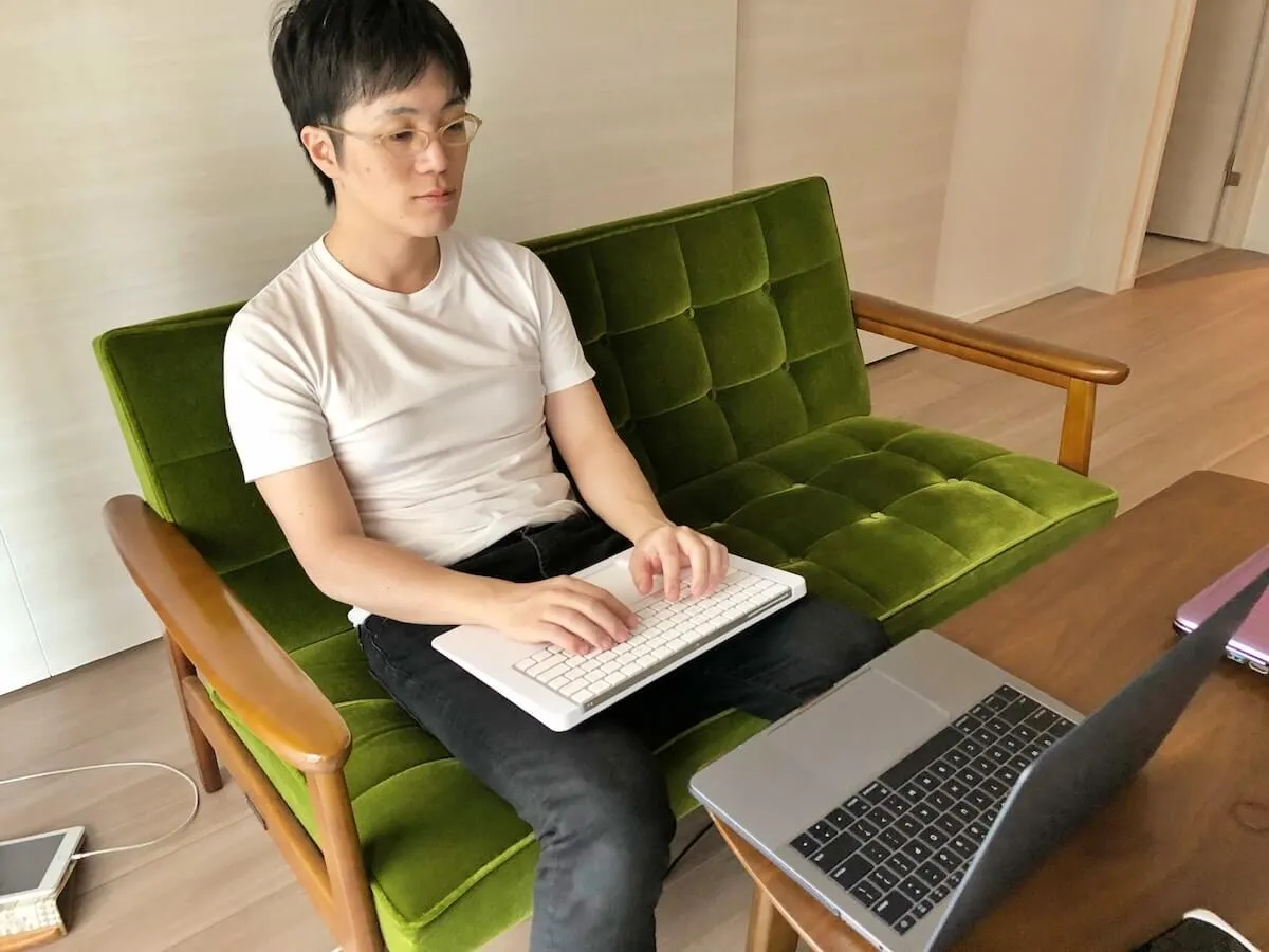 eXpress Keyboard Platformを膝の上に置く