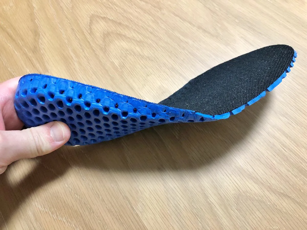 スニーカーにインソールを入れる