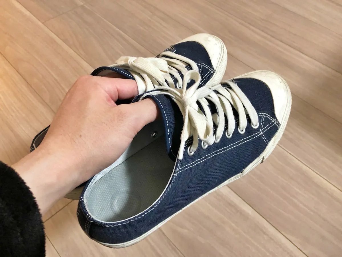 スニーカーにインソールを入れる