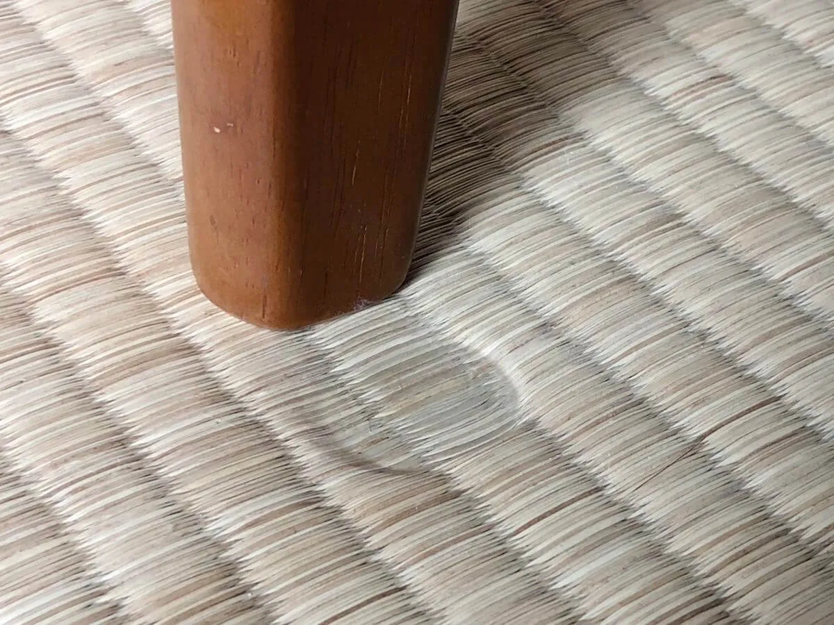 ソファの足と畳