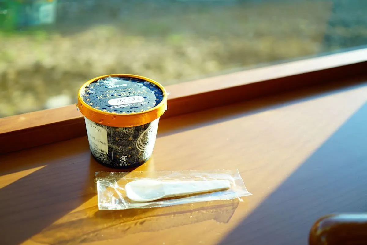 ぶなで食べるアイスクリーム