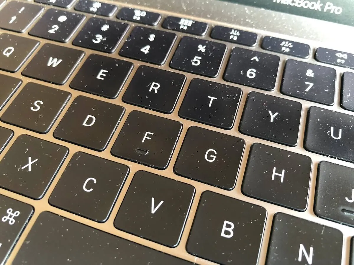 キーボード表面のほこりやゴミ