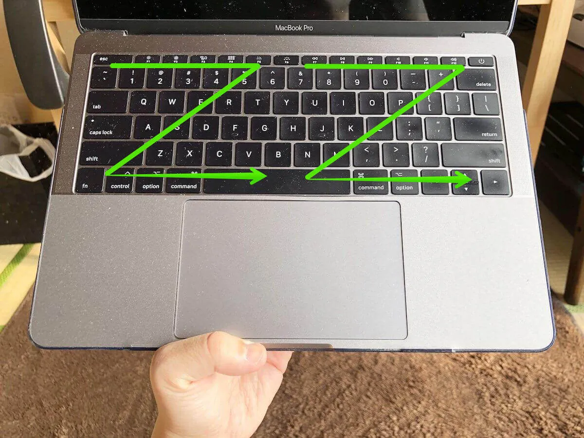 キーボードにエアダスター