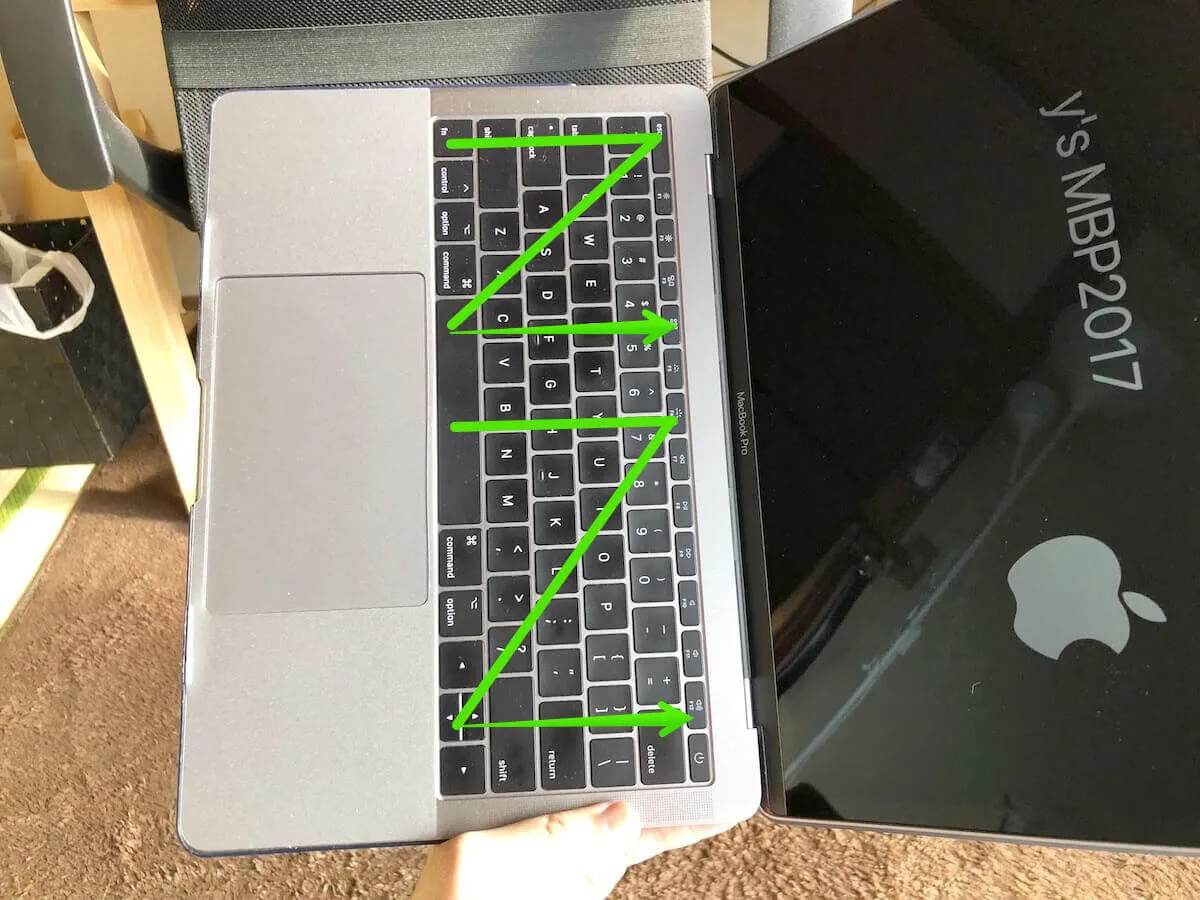 キーボードにエアダスター