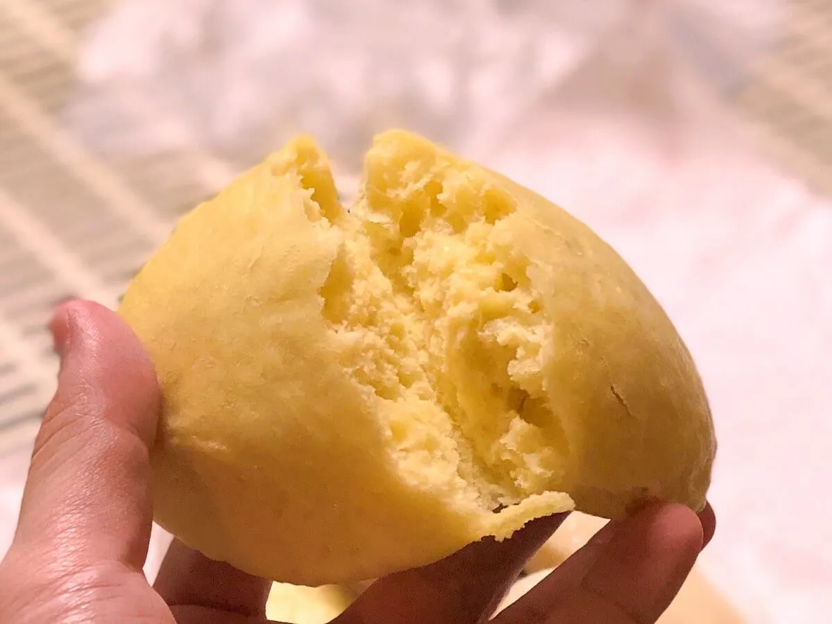 蒸しパンを割る様子
