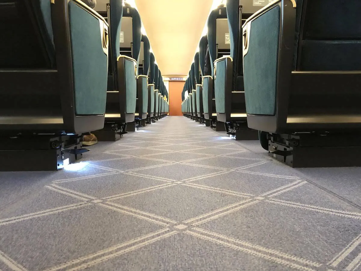 北陸新幹線かがやきのグリーン車のじゅうたんの写真