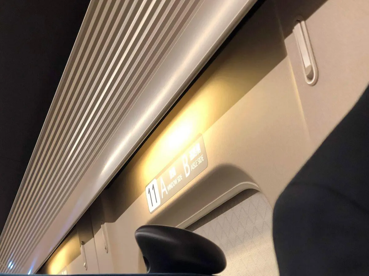 北陸新幹線かがやきのグリーン車のフロアランプ