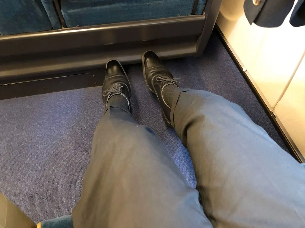 北陸新幹線かがやきのグリーン車の広い足元
