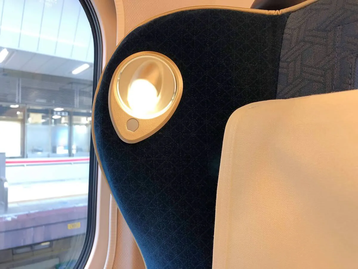 北陸新幹線かがやきのグリーン車の読書灯