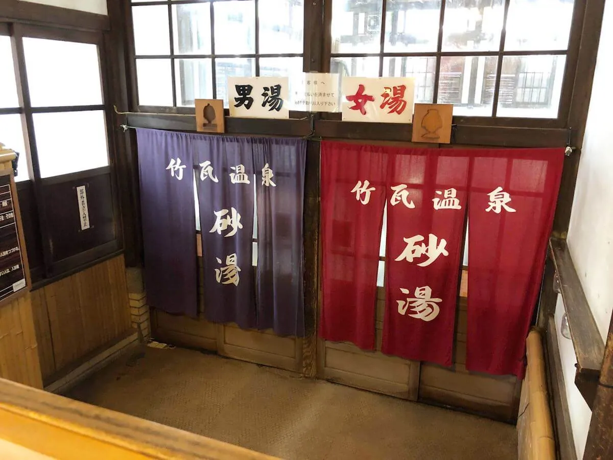 sunayu8.jpg 竹瓦温泉の砂湯の入り口