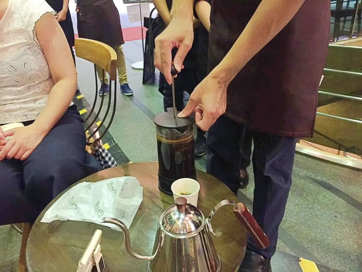タリーズコーヒースクールでのプレスコーヒーの写真
