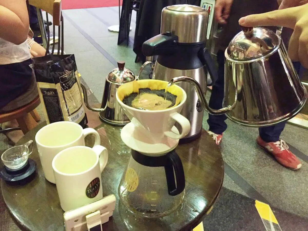 タリーズコーヒースクールでお湯を注ぐ写真
