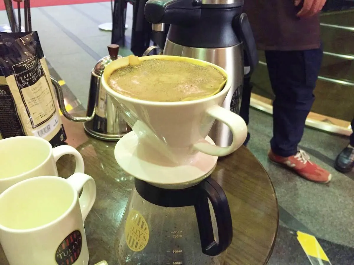 タリーズコーヒースクールでお湯が落ちるのを待つ写真