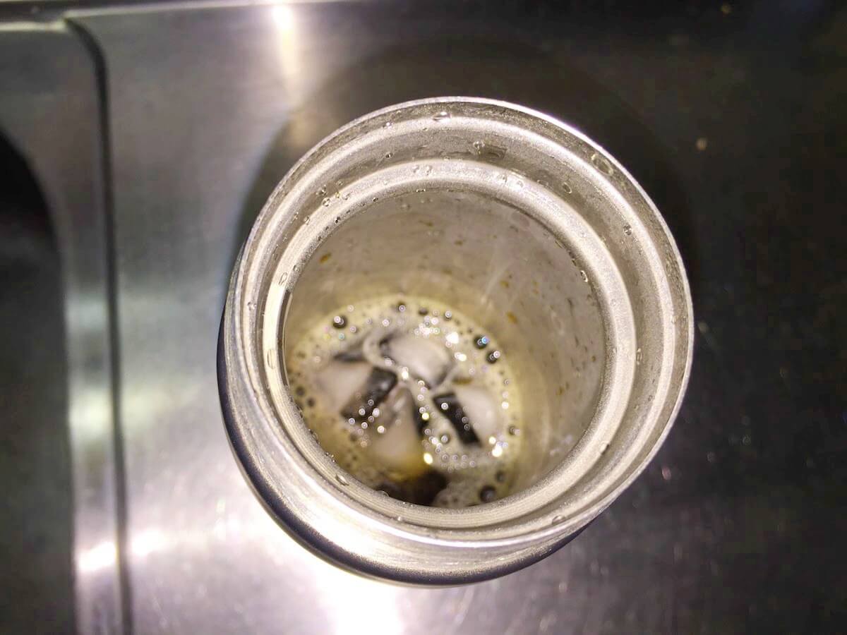ホットコーヒーによって溶けた氷
