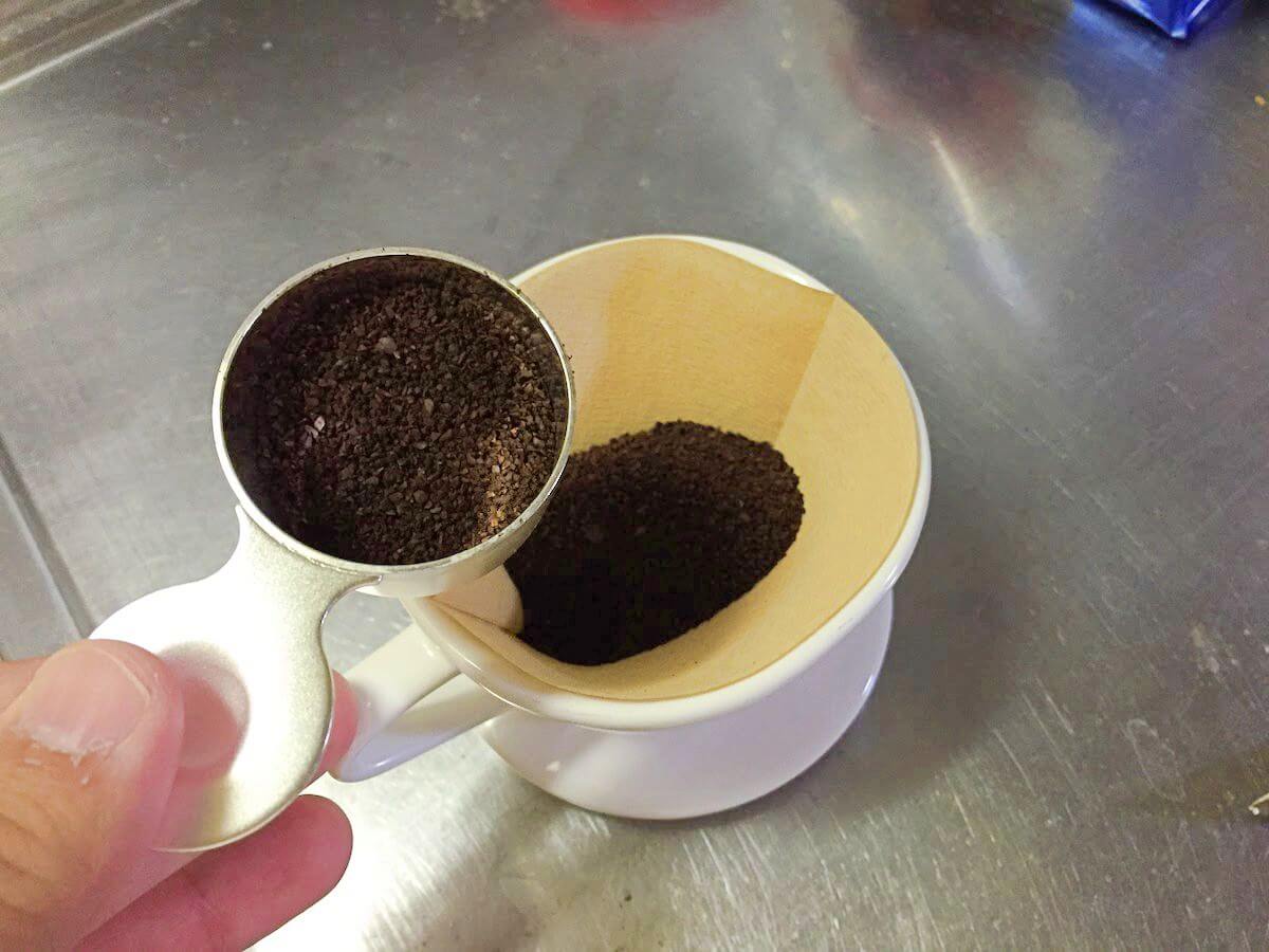 ドリッパーに入ったコーヒー豆