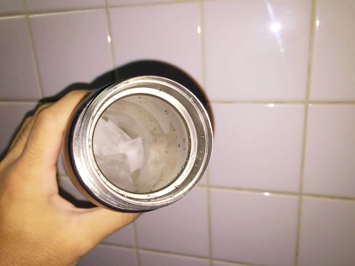 水筒の中に氷が入っている