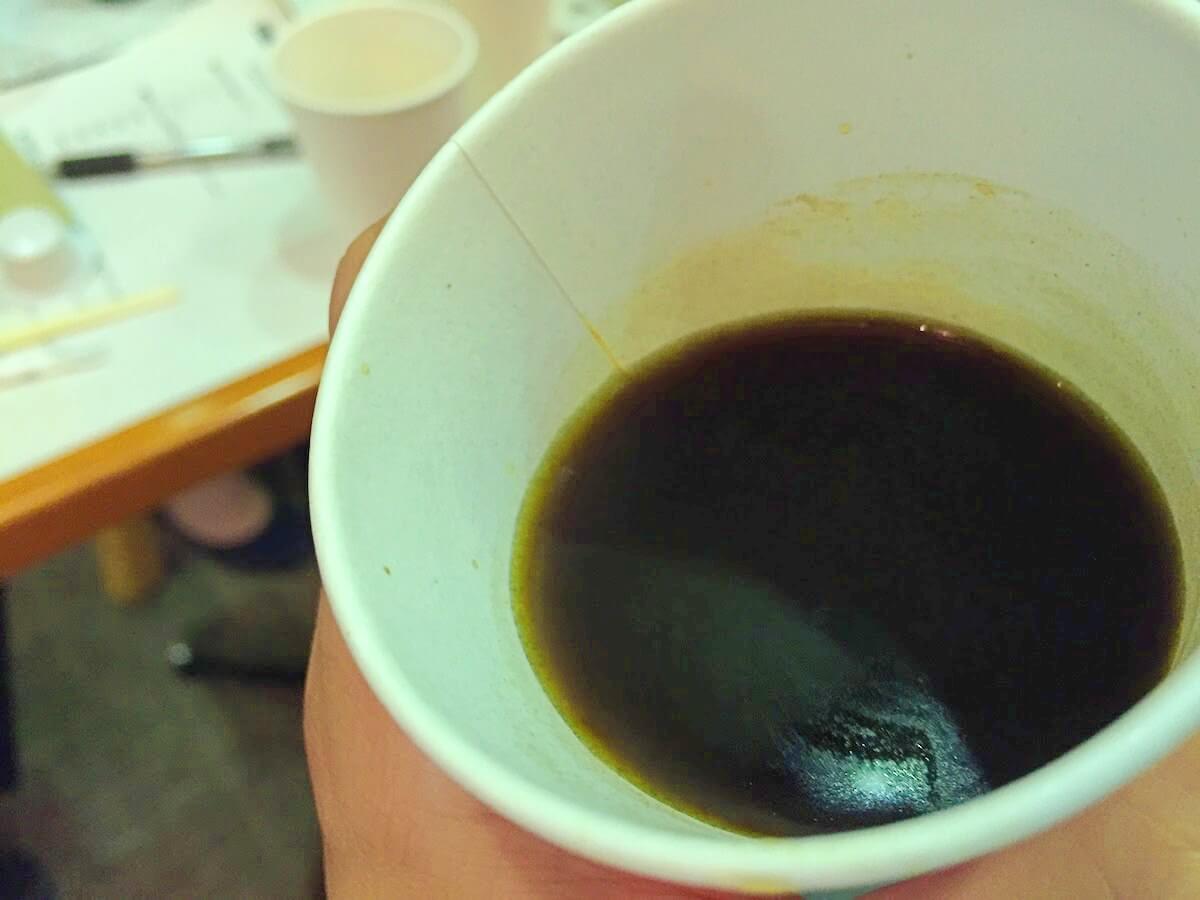 油分の浮いたコーヒーの写真