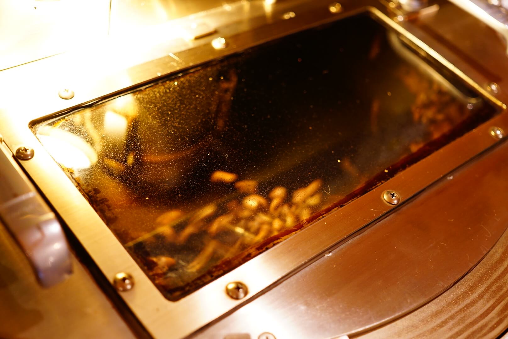電子焙煎機で焙煎されるコーヒー豆