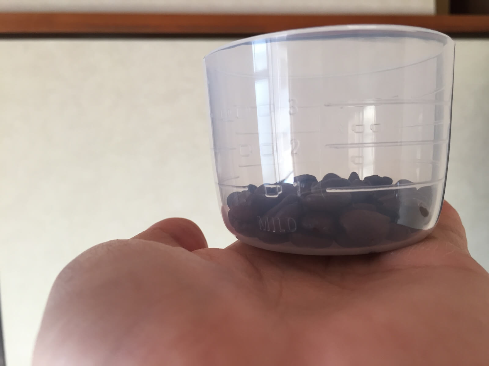 軽量カップに入ったコーヒー豆
