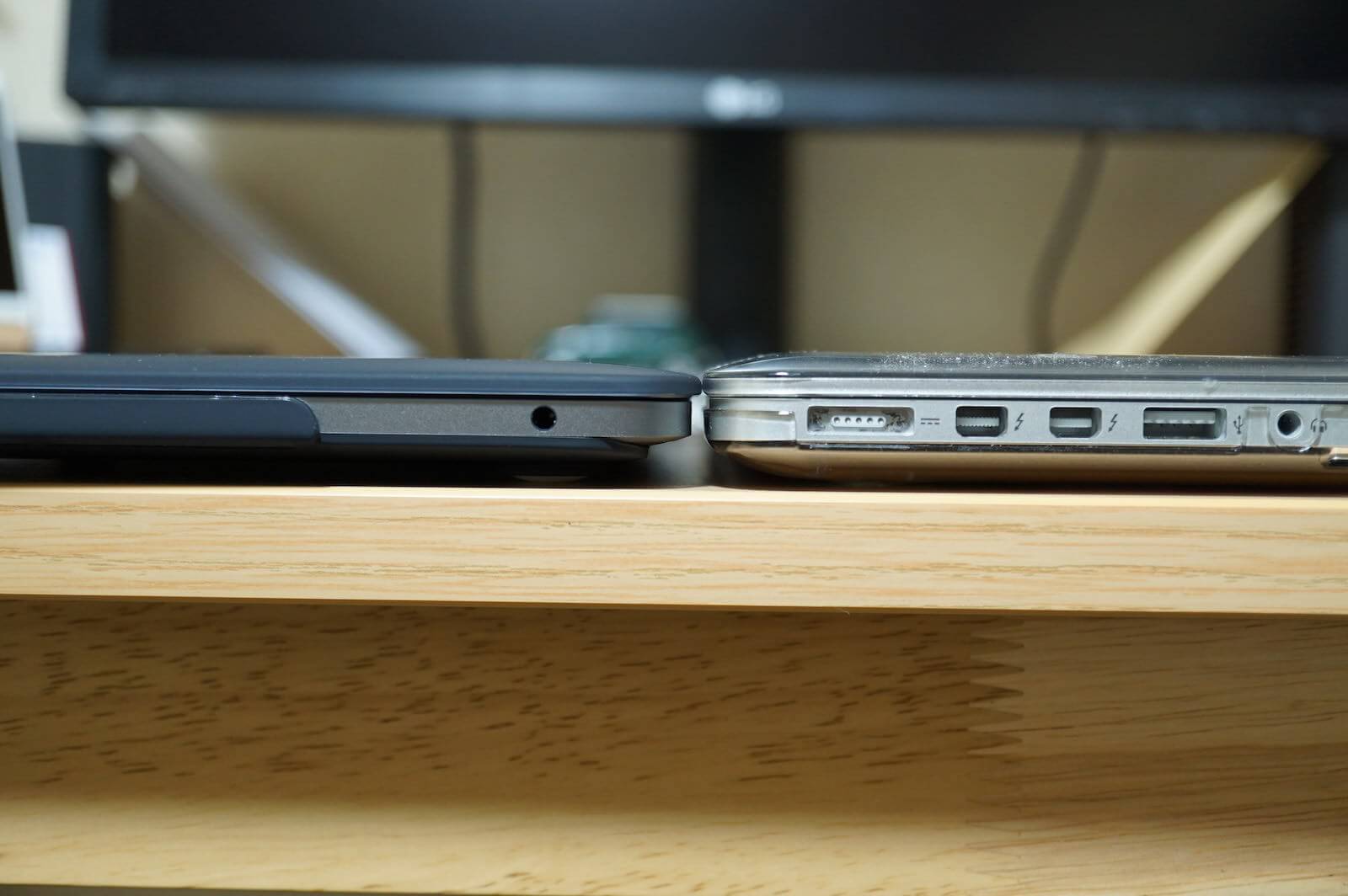Macbook Pro 2017の薄さを比較している様子