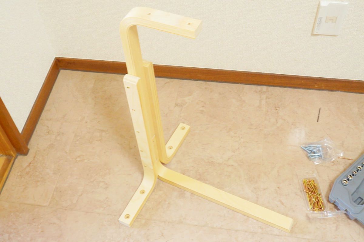 サイドテーブルの足を組み合わせた状態