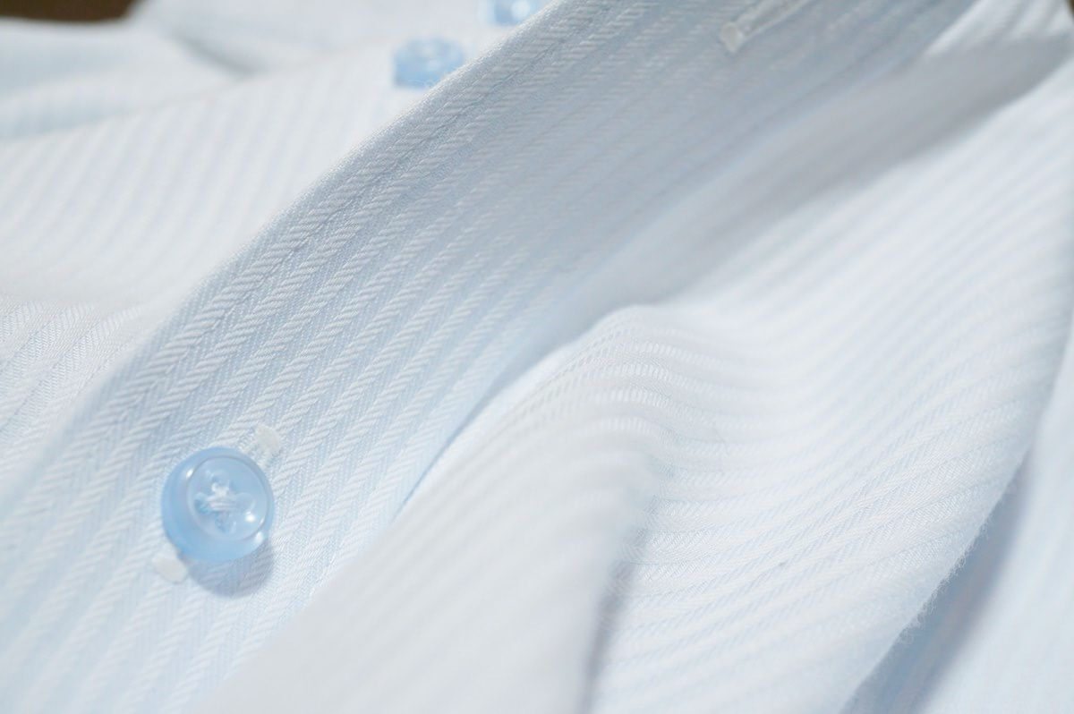 Soft Blue-Gray Stripeの青シャツ