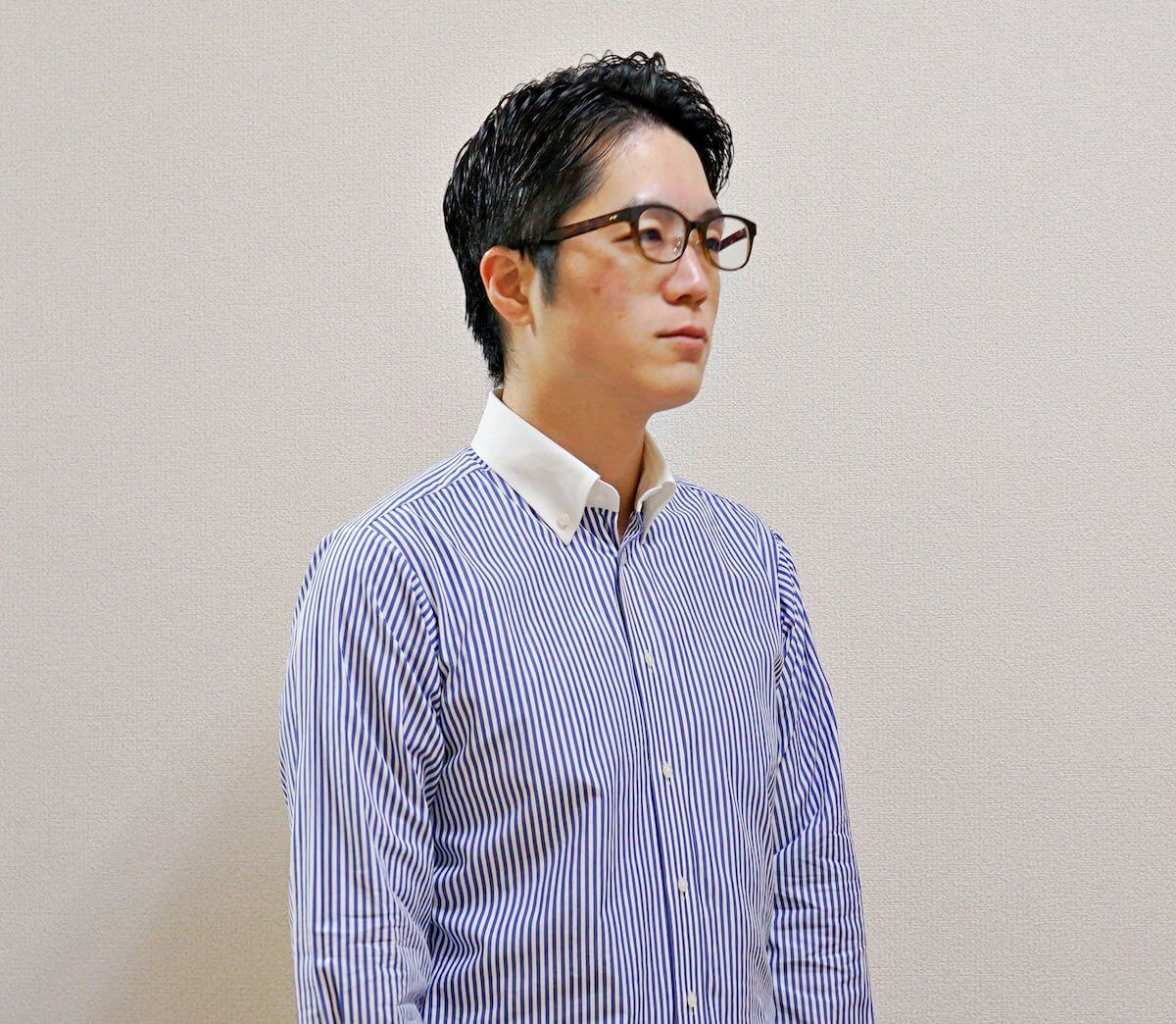 Striped Royal Blueの青シャツ