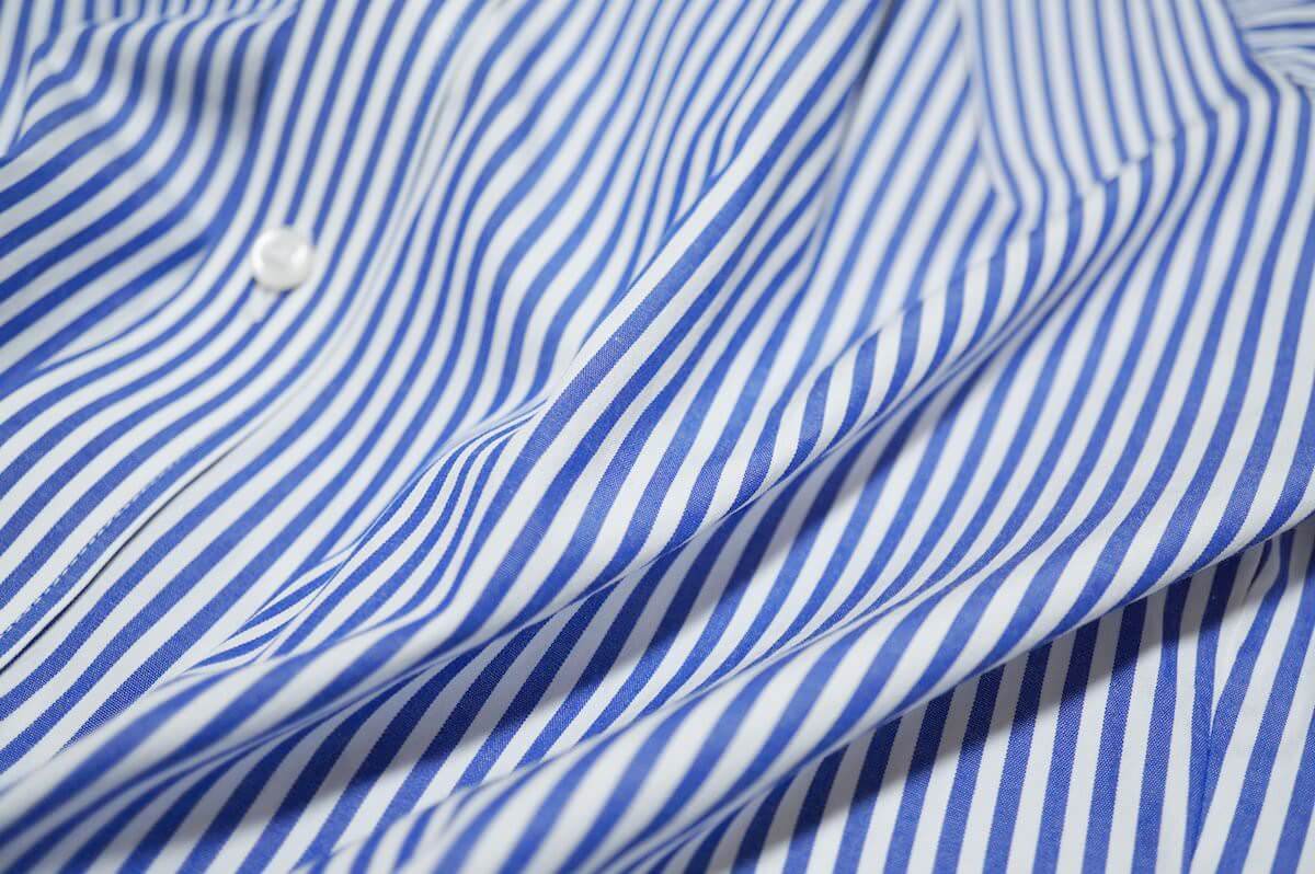 Striped Royal Blueの青シャツ
