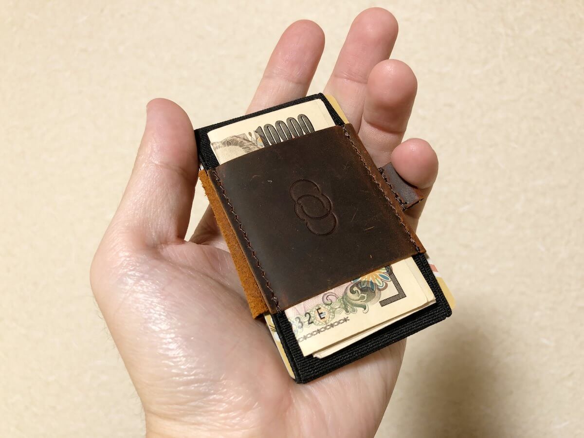 手のひらに収まる小さい財布