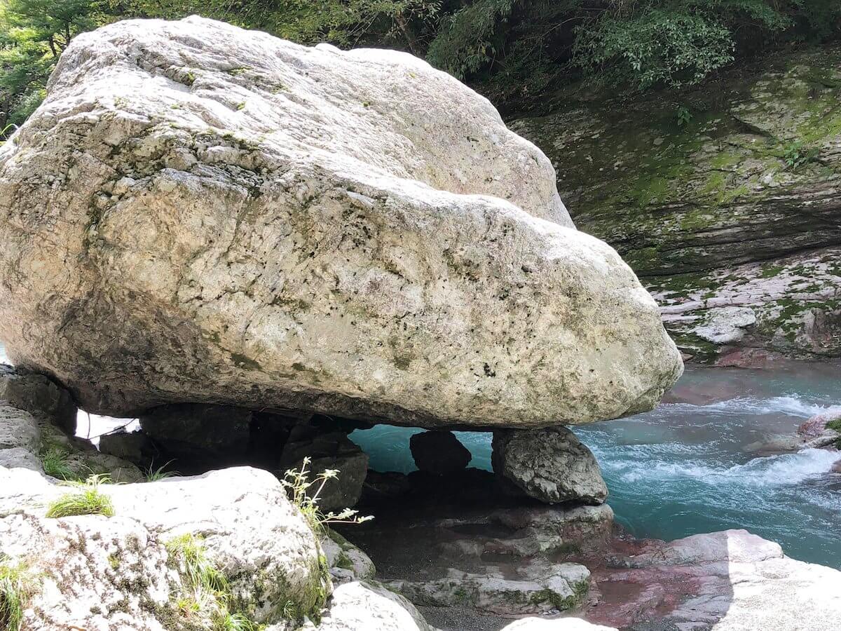 中津渓谷の岩