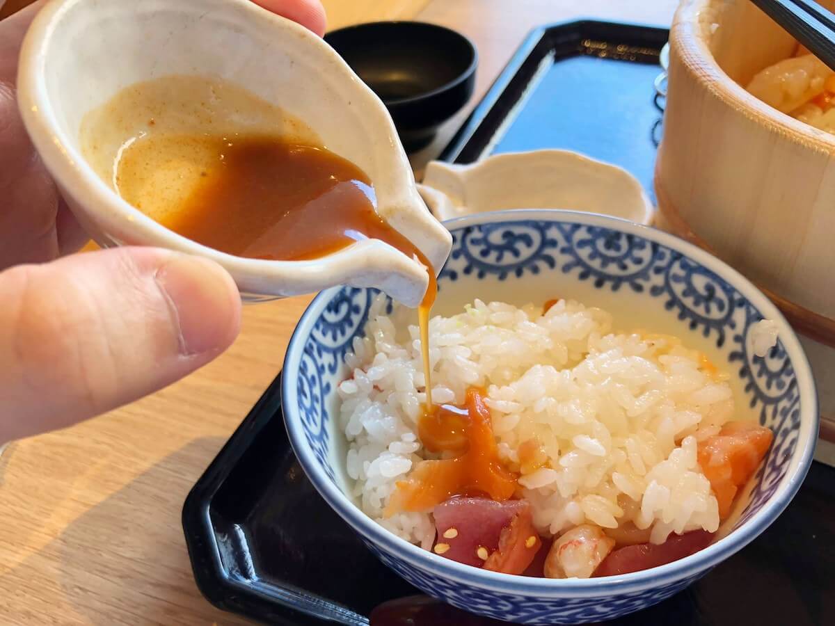 特製醤油をかける海鮮飯