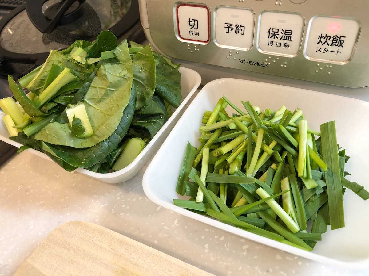 oisixbibi6.JPG オイシックスの野菜をカット